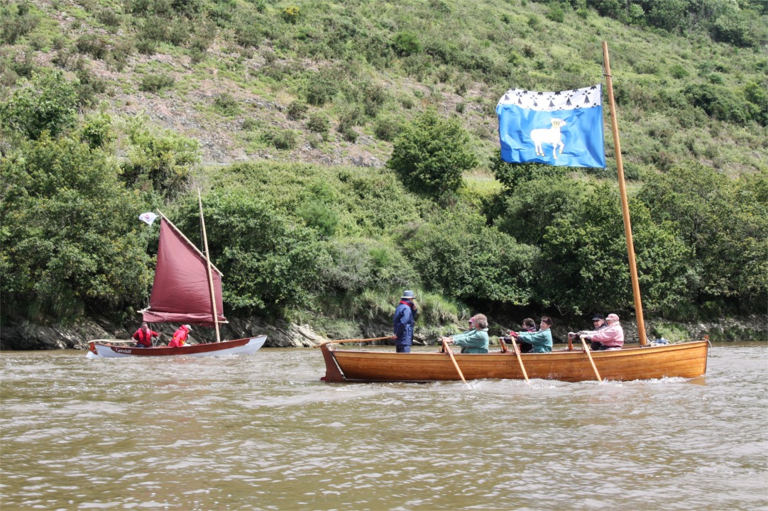 Nous sommes successivement d&eacute;pass&eacute;s par tous les bateaux marchant &agrave; l'aviron car il faut maintenant tirer des bords et nous sommes soit sous-toil&eacute;s comme ici, soit brutalement sur-toil&eacute;s sous les ris&eacute;es.